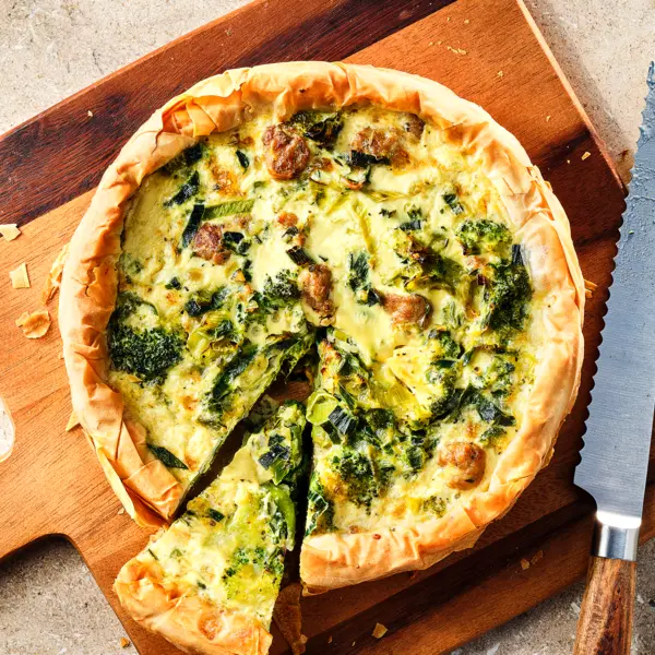Filodeegquiche met broccoli, prei en worst
