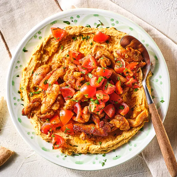 Snelle hummus met gekruide kip