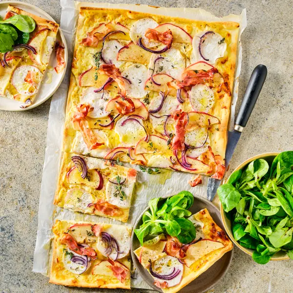 Flammkuchen met meiraap, gruyère en spek