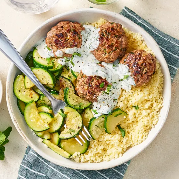 Gehaktballetjes met couscous en yoghurtsaus