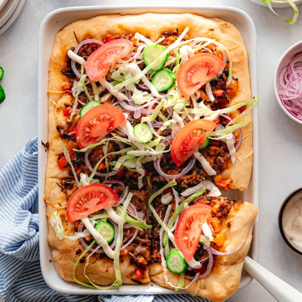 Turkse-stijl plaatpizza