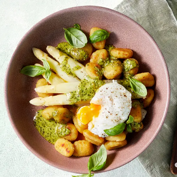 Asperges met gnocchi, pesto en gepocheerd ei