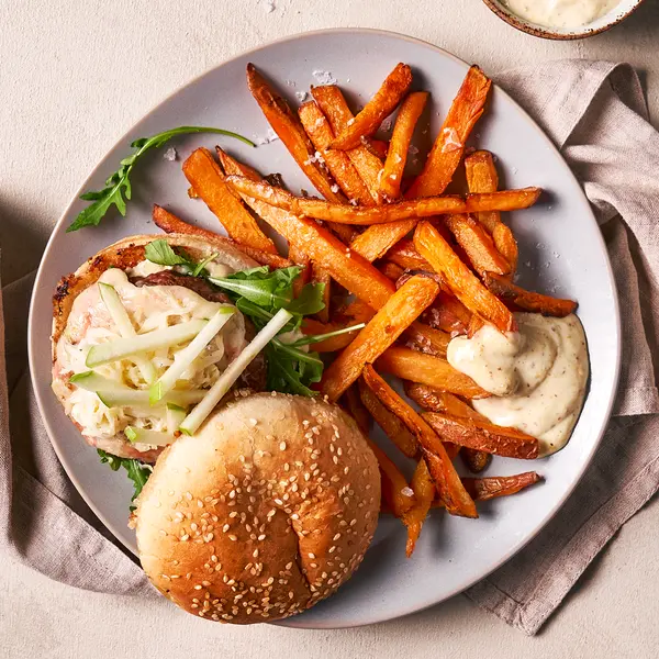 Cheeseburger met zoete aardappelfriet