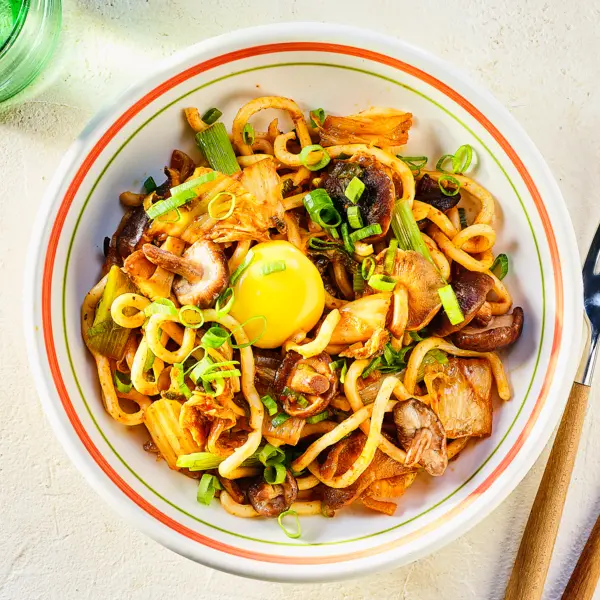 Pittige udon met kimchi, shiitake en eidooier