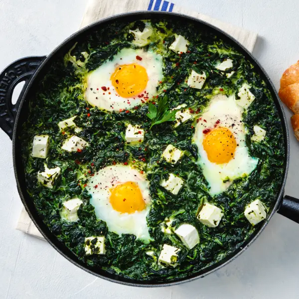 Groene shakshuka met spinazie met feta