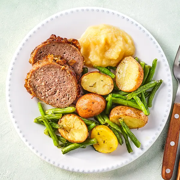 Gehaktbrood met boontjes en appelcompote