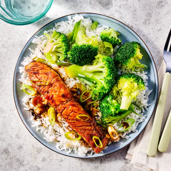 Ketjap-zalm met broccoli en rijst