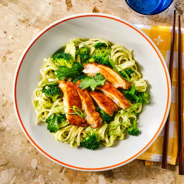 Groene gember-noedels met kip en cashews