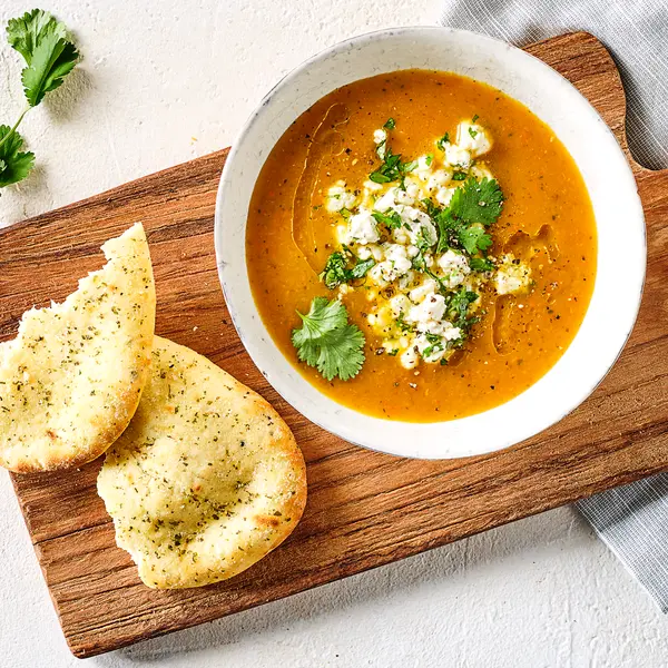 Pompoensoep met feta en naan