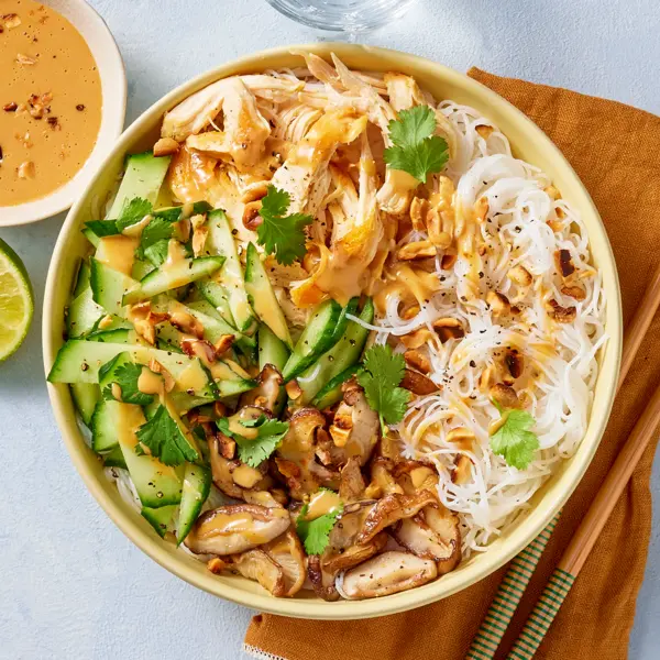 Rijstnoedelsalade met kip en shiitake met pindadressing
