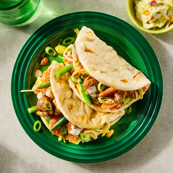 Flatbread met kipsaté en atjarmayo