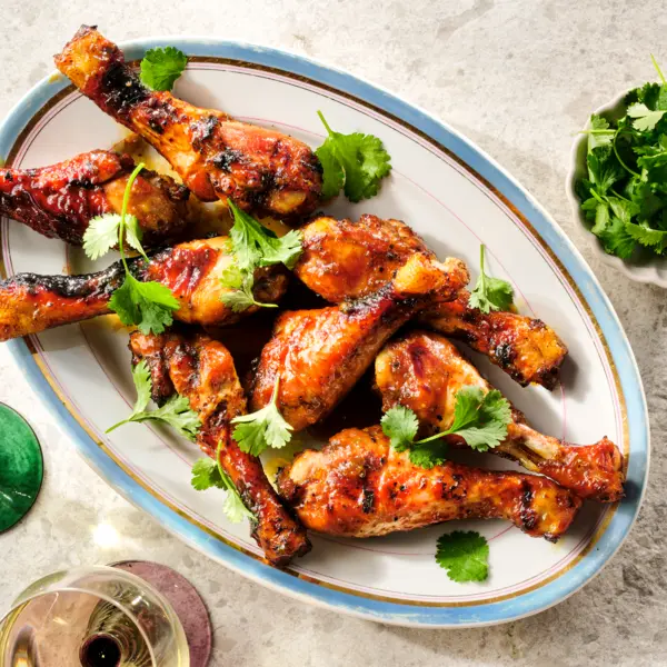 Sticky drumsticks van de barbecue