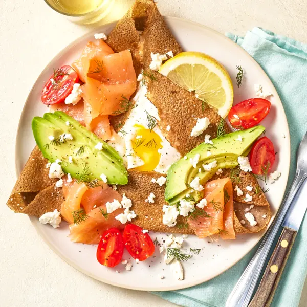 Bretonse galette met zalm en avocado