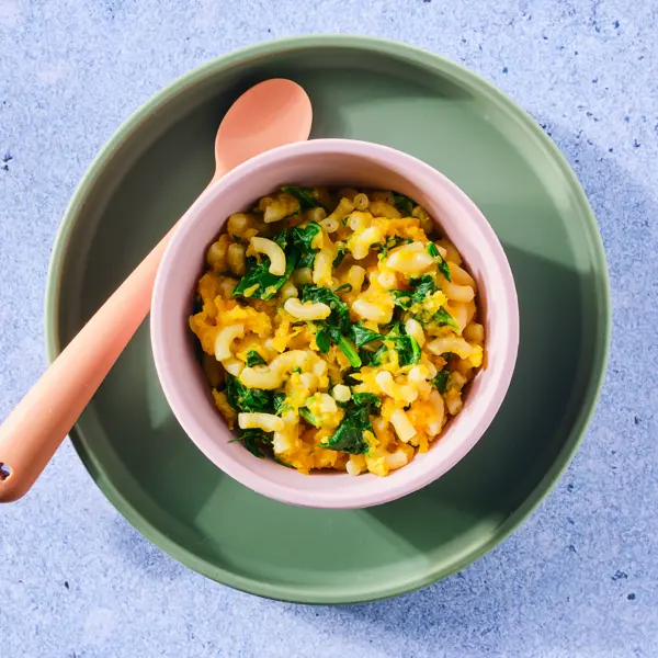 Macaroni, spinazie, pompoen en zuivelspread