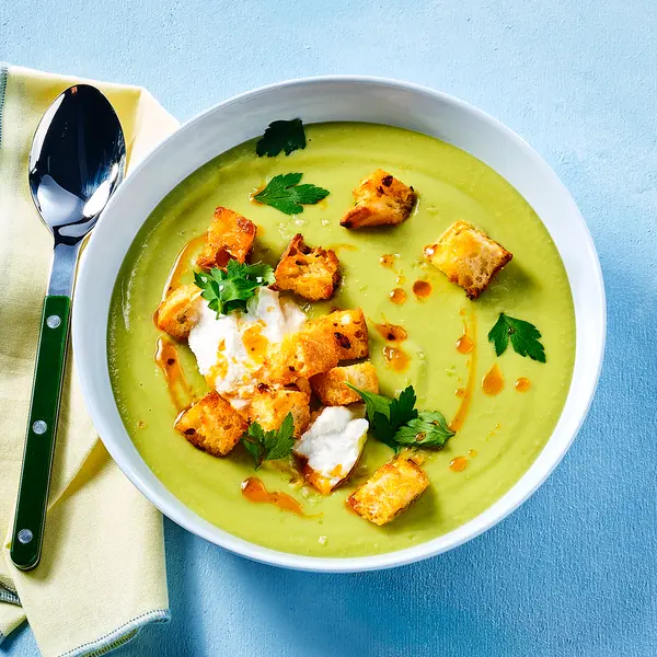 Tuinbonensoep met chili-olie-croutons en ricotta