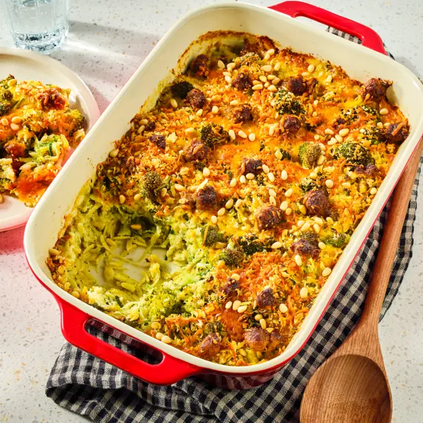 Orzo ovenschotel met worstjes en broccoli