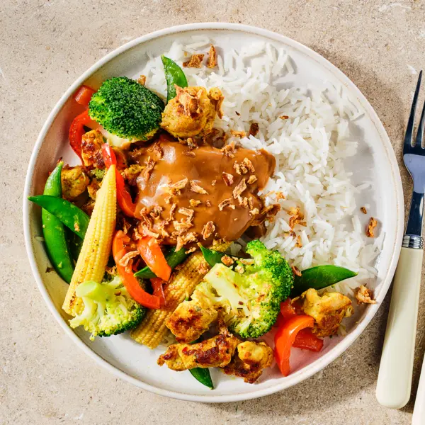 Kip met groenten en satésaus