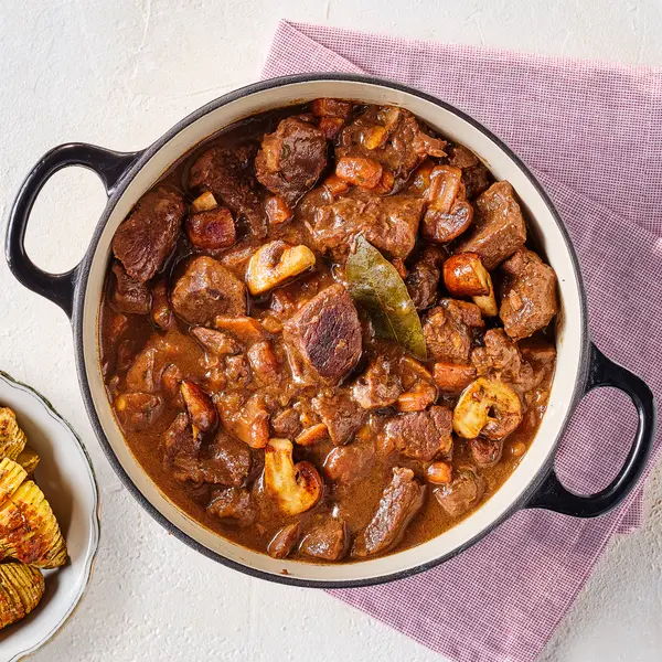 Hertenstoof met rode wijn