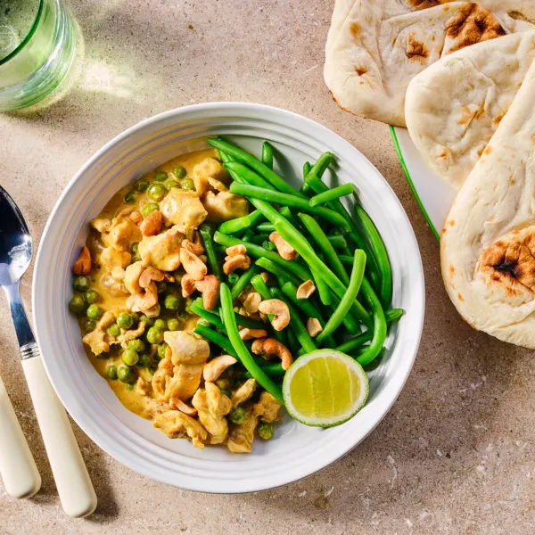 Kip-korma met boontjes en naan