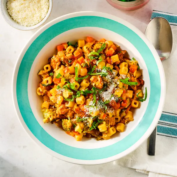 Frisse cubetto-pasta met kipgehakt en parmigiano