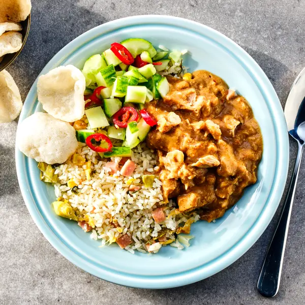 Kipsaté met nasi en zoetzure komkommer