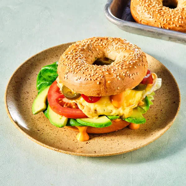 Sesambagel met ei, avocado en srirachamayo