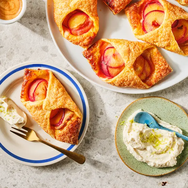 Pruimentaartjes met spijs en limoenmascarpone