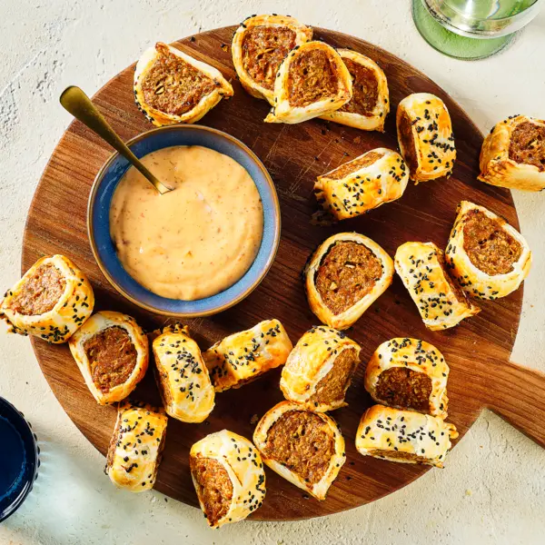 Mini kipsaucijzenbroodjes met sambalmayo