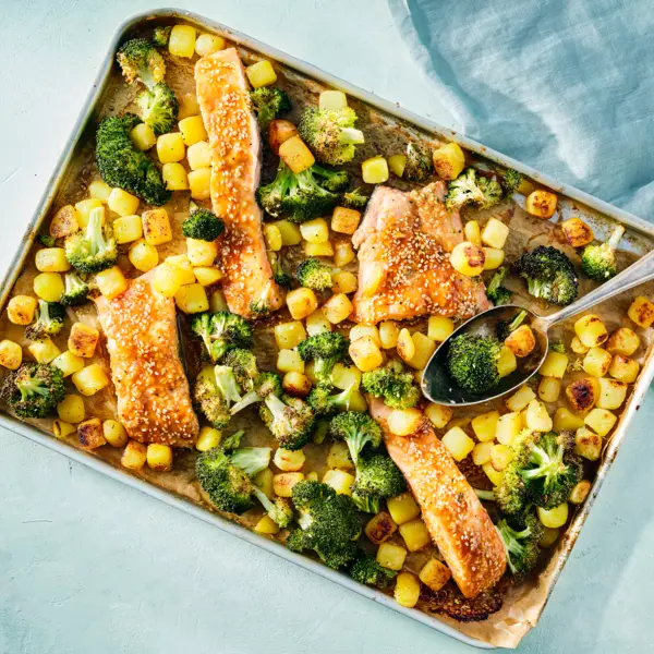 Sticky zalm traybake met krieltjes en broccoli