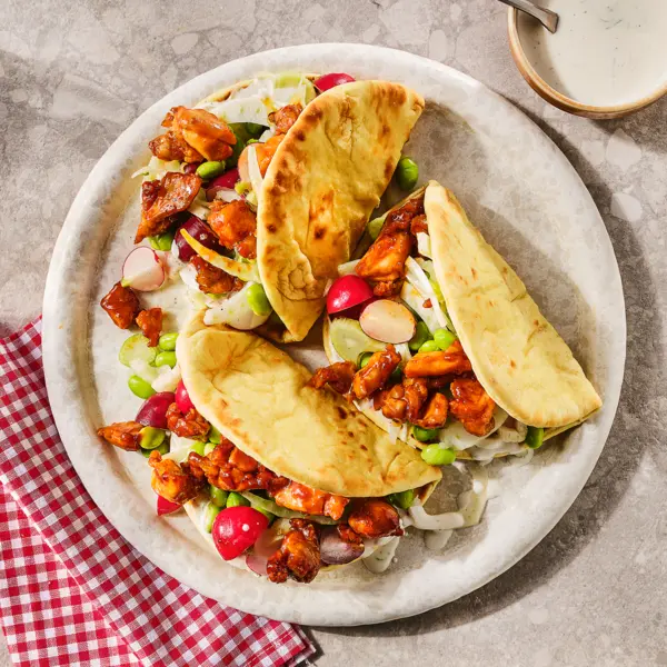 Flatbreads met sticky kip en venkel-radijssalade