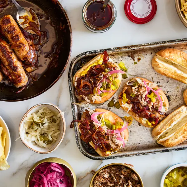 Broodjes sticky braadworst met granaatappel-citroenharissa