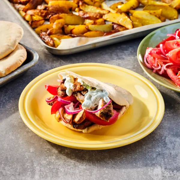 Gyros traybake met kip, aardappel en tzatziki
