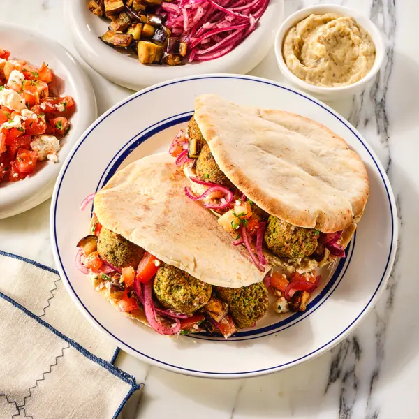 Pita falafel met aubergine en sumak-ui