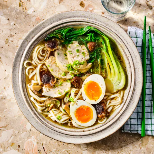 Noedelsoep met kip en een zachtgekookt ei