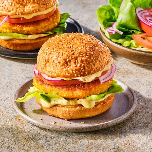 Krokante kipburger met honing-mosterdsaus