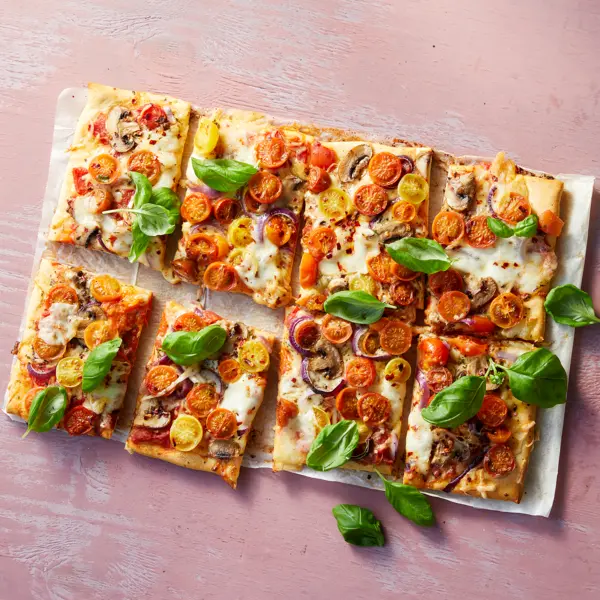 Pizza met gekleurde tomaten