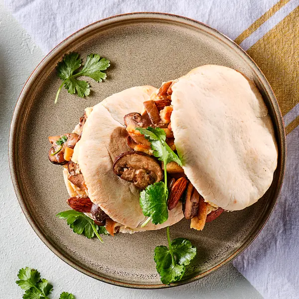 Pita met vega kipstukjes, hummus en paddenstoelen