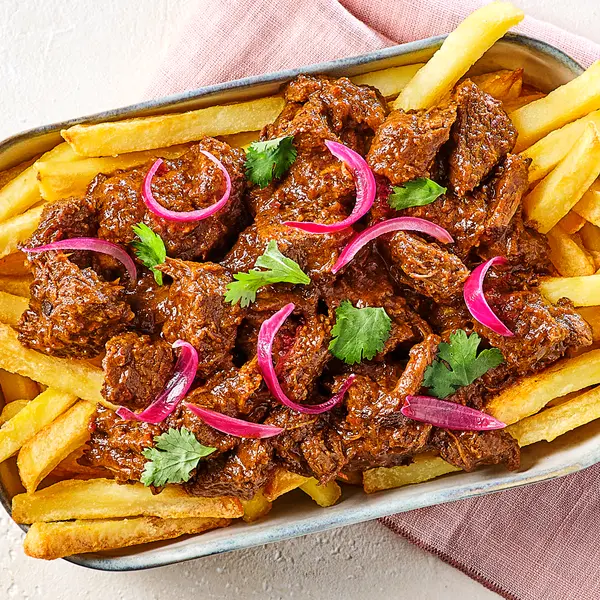 Patatje rendang met gepickelde rode ui
