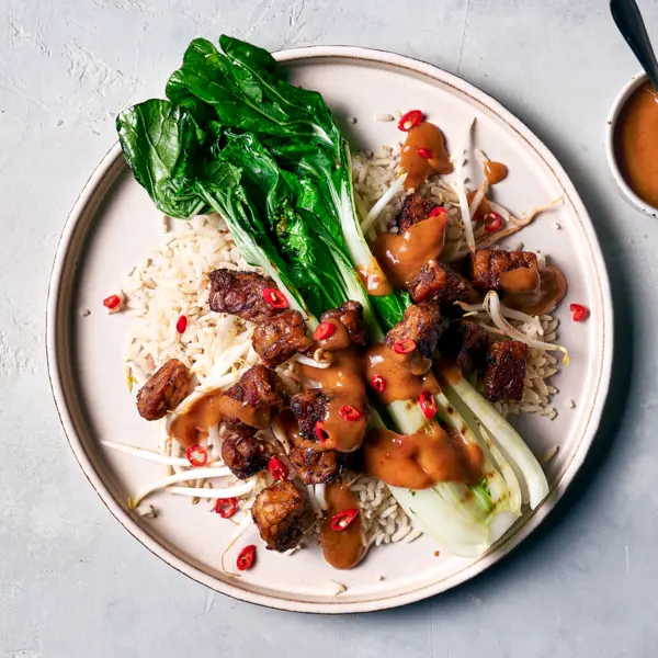 Gegrilde paksoi met gemarineerde tempeh en basmati rijst