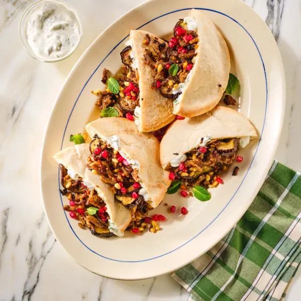 Crispy gehakt pita's met muntyoghurt en granaatappel