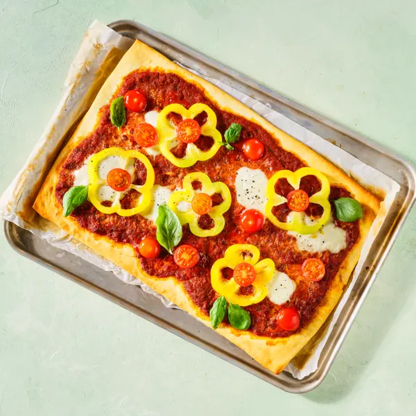 Plaatpizza met verstopte-groentensaus