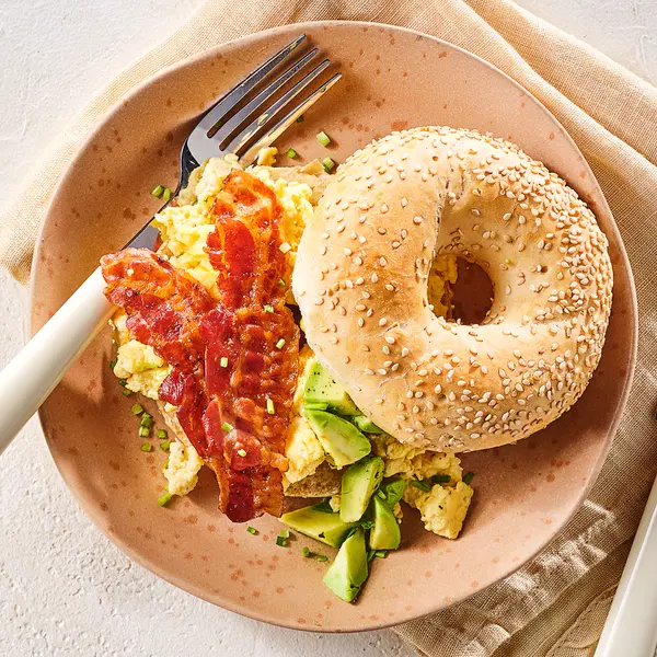Sesambagels met roerei en spek