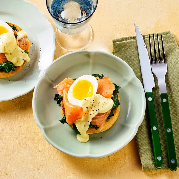 Beschuitbol met gerookte zalm en een zacht eitje