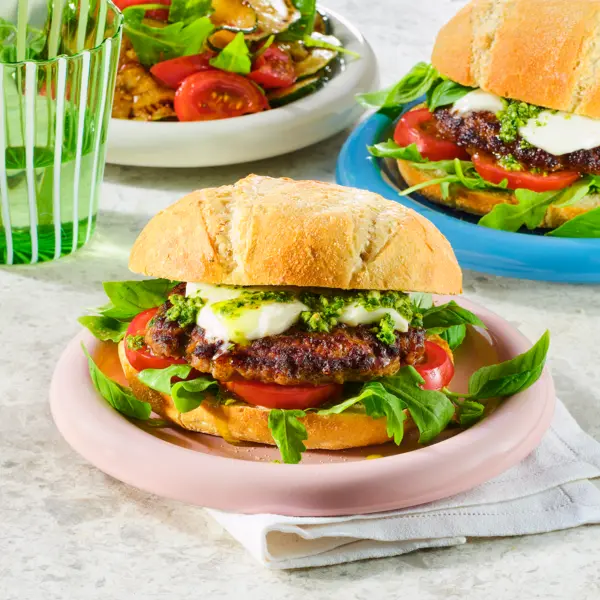 Caprese stijl burger met tomaten-courgettesalade