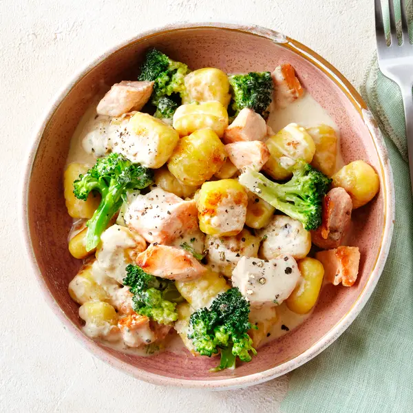 Romige gnocchi met zalm en broccoli