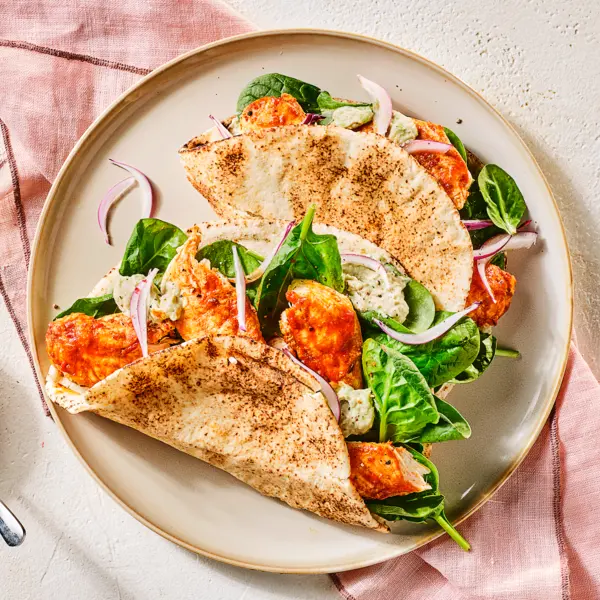 Libanees platbrood met harissa kip en avocadoyoghurt
