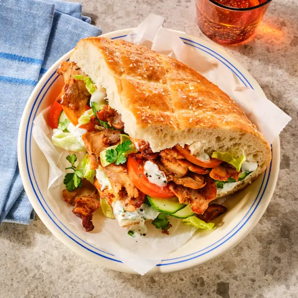 Snelle kipdöner in Turks brood