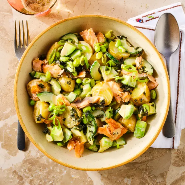 Aardappelsalade Japanse stijl met zalm en sojabonen