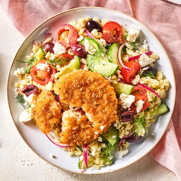 Orzosalade Griekse stijl met zalmburger