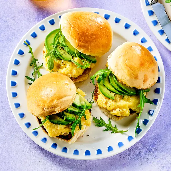 Mini brioche buns met scrambled eggs